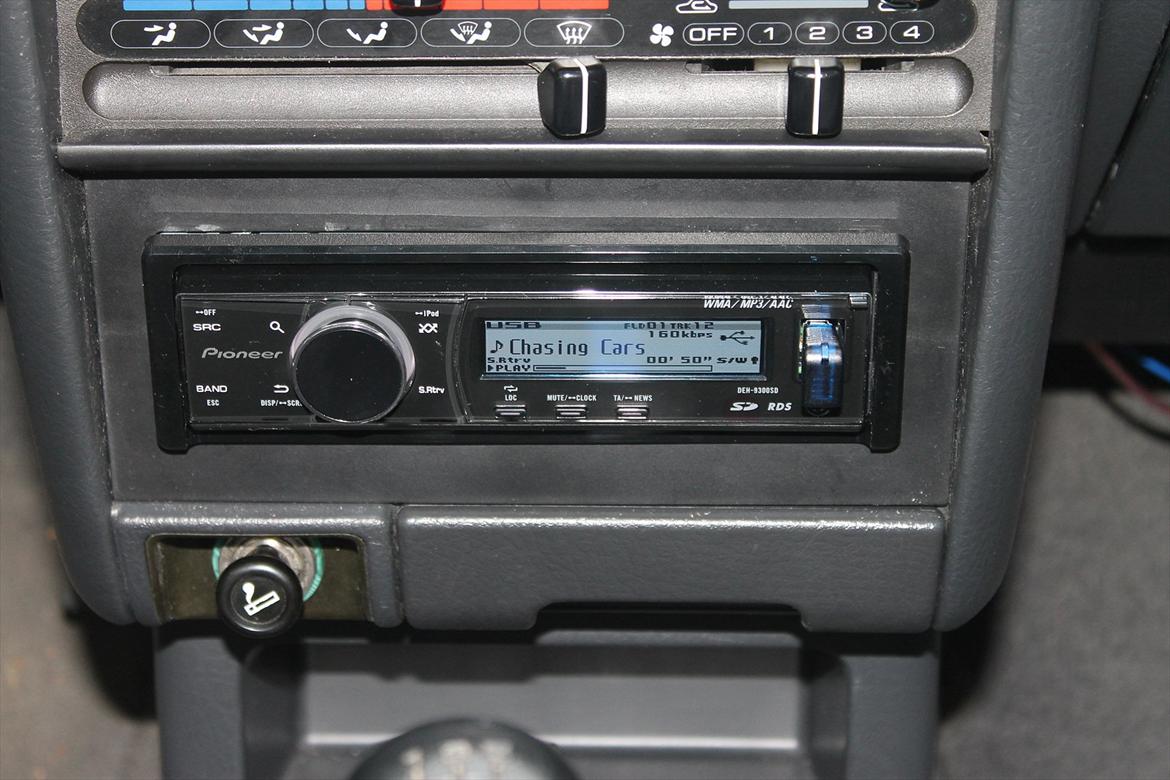 Mazda 323i (totalskadet) - Pioneer DEH9300SD det ka' det hele, ser godt ud og spiller sublimt! xD billede 10