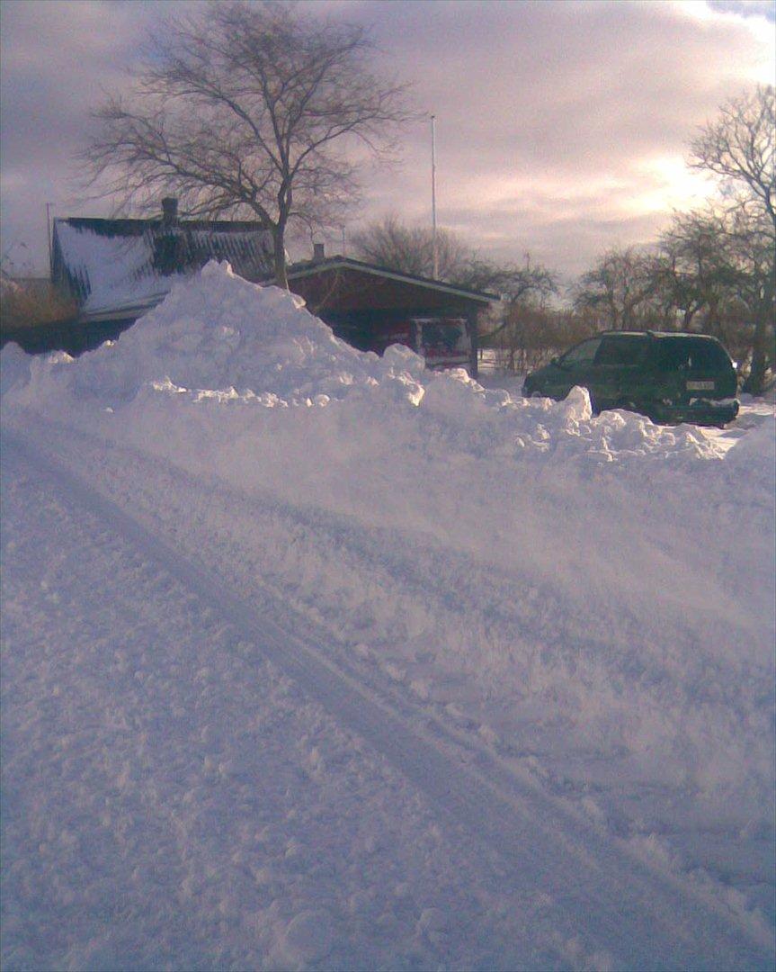 Mitsubishi Space Star - Når vi først får sne, så får vi sne! Det Bunken ligger midt i udkørslen! billede 12