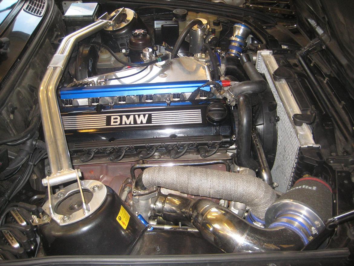 BMW 325i Turbo - Der er ikke meget plads når der skal være rørføring til 2 turboer, 2 intercoolere, servo og ABS.  billede 12