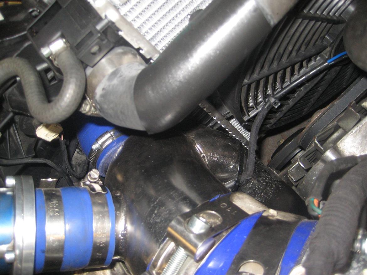BMW 325i Turbo - Her bliver de 2 trykrør samlet fra intercoolere, og i 1 100mm gassjæld. billede 14