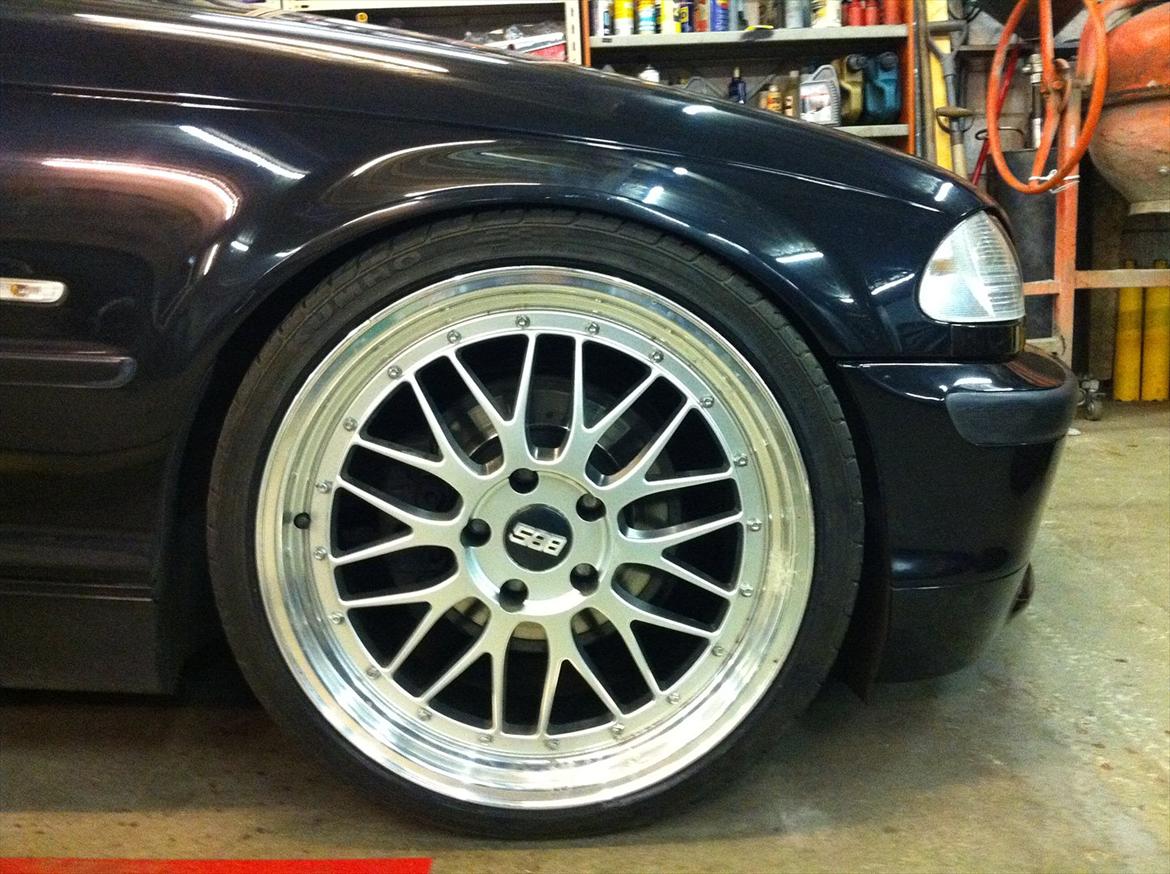 BMW E46 328i Individual - Der er ikke meget plads ;) 
Heldigvis er den ikke sådan til daglig. billede 10