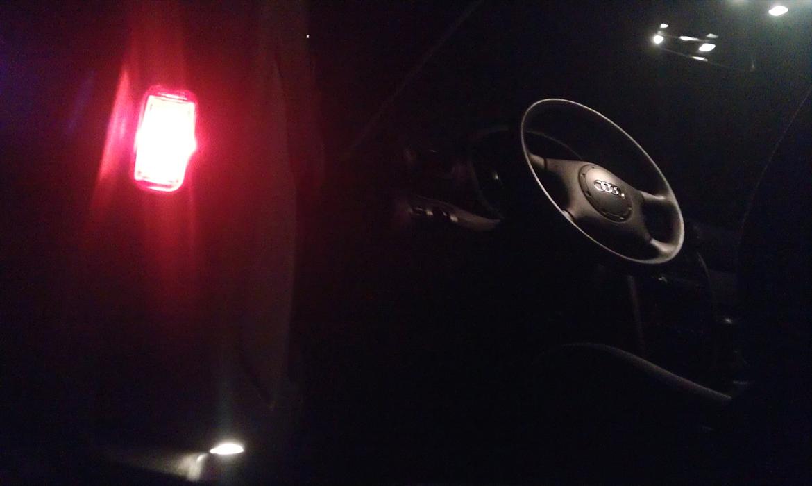 Audi A3 1,8T Ambition - Lys under døren er ret praktisk, og ser heller ikke helt dumt ud. billede 10