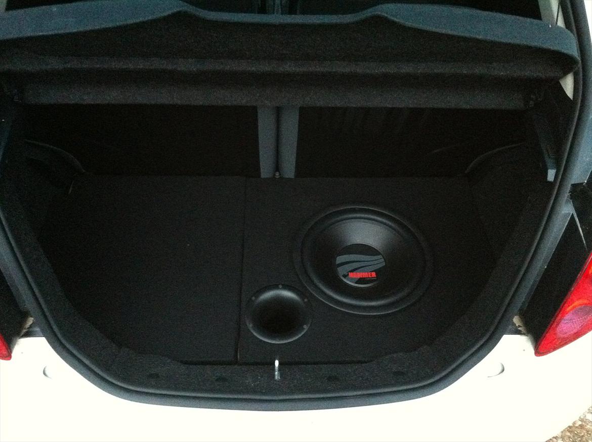 Ford Ka 1,2 Brændt :'( - bas og forstærker bygget ned i gulvet.  billede 6