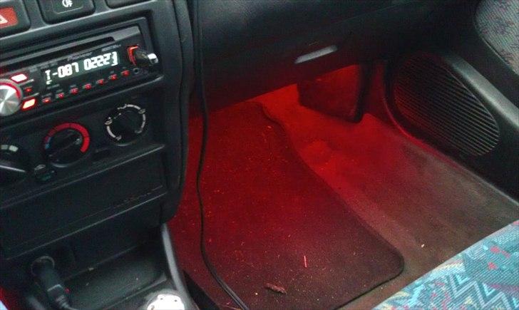 Nissan Almera 1,4 GX Twincam N15 - det røde lys ved fødderne. - bedre billede kommer senere. billede 13