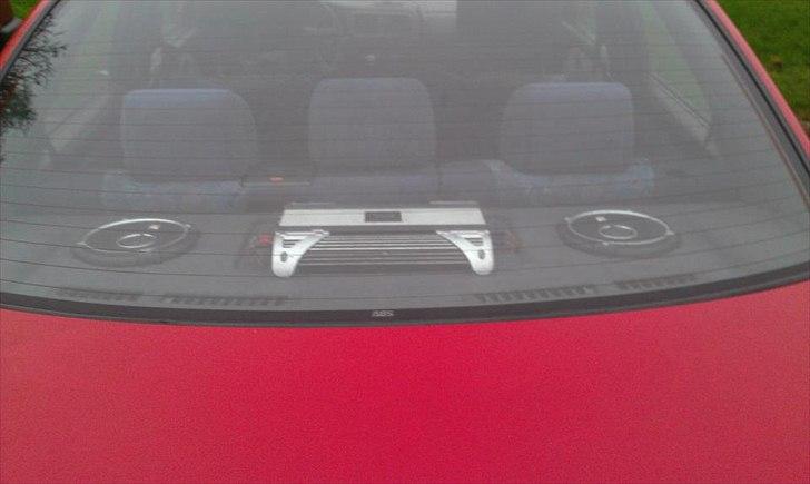 Nissan Almera 1,4 GX Twincam N15 - højtalerne og forstærkeren i bagruden. - bedre billeder kommer senere. billede 15