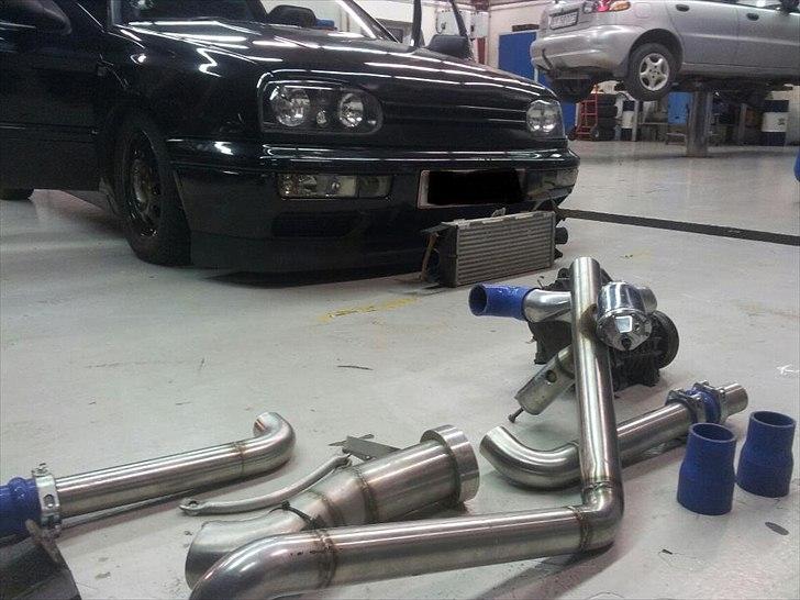 VW Golf 3, 1.8 Kompressor, Solgt - Inden montering af kompressor!! Skal nok få taget billeder af det når jeg lige husker det, nu det er monteret :D billede 2