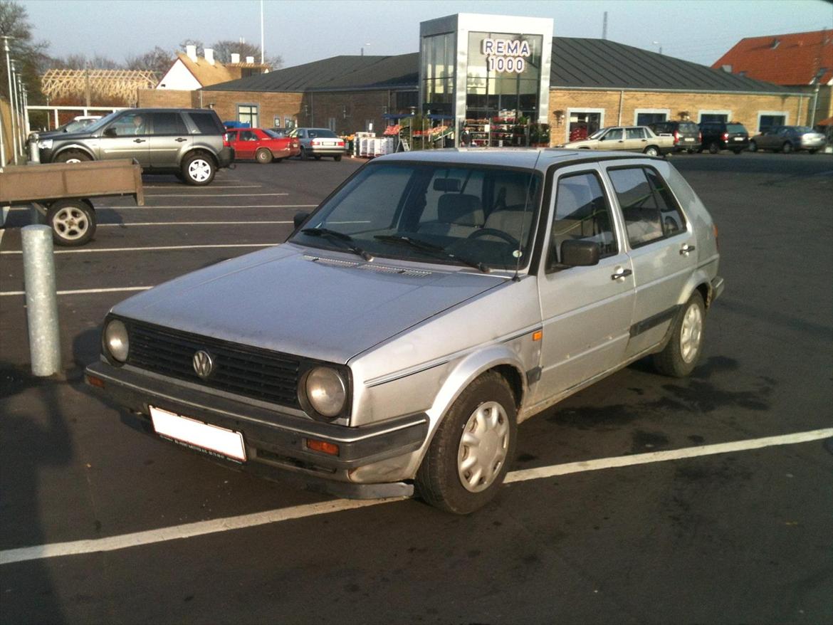 VW Golf 2 1,6 TD - 'olf - Lige da jeg havde købt den! Generatoren var deffekt, så jeg skød et par billeder, mens jeg ventede på starthjælp! billede 2