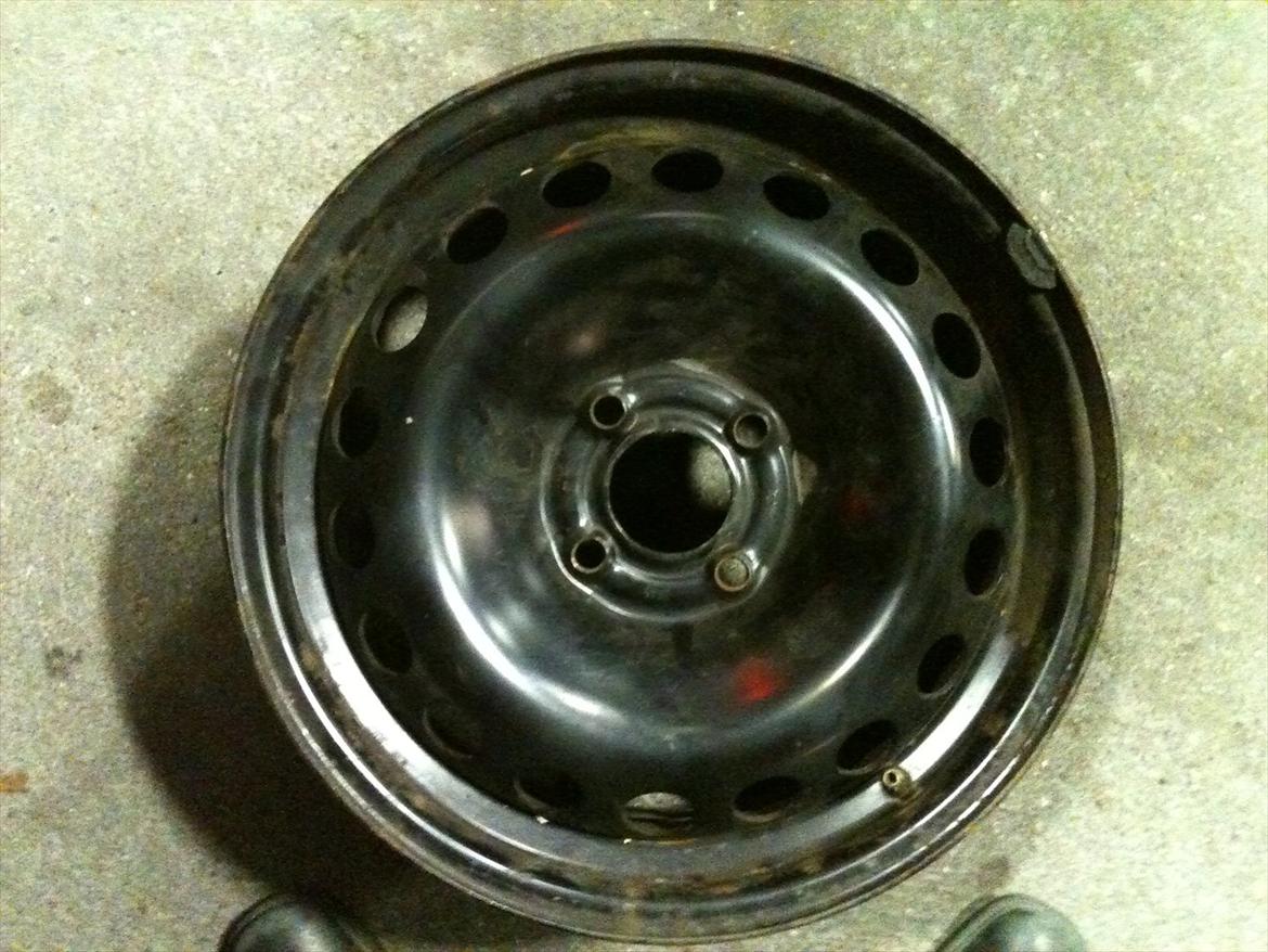 VW Golf 2 1,6 TD - 'olf - De nye 15" fælge, der skal på - for der passer mine MOON (efterlignings)hjulkapsler nemlig på! billede 4