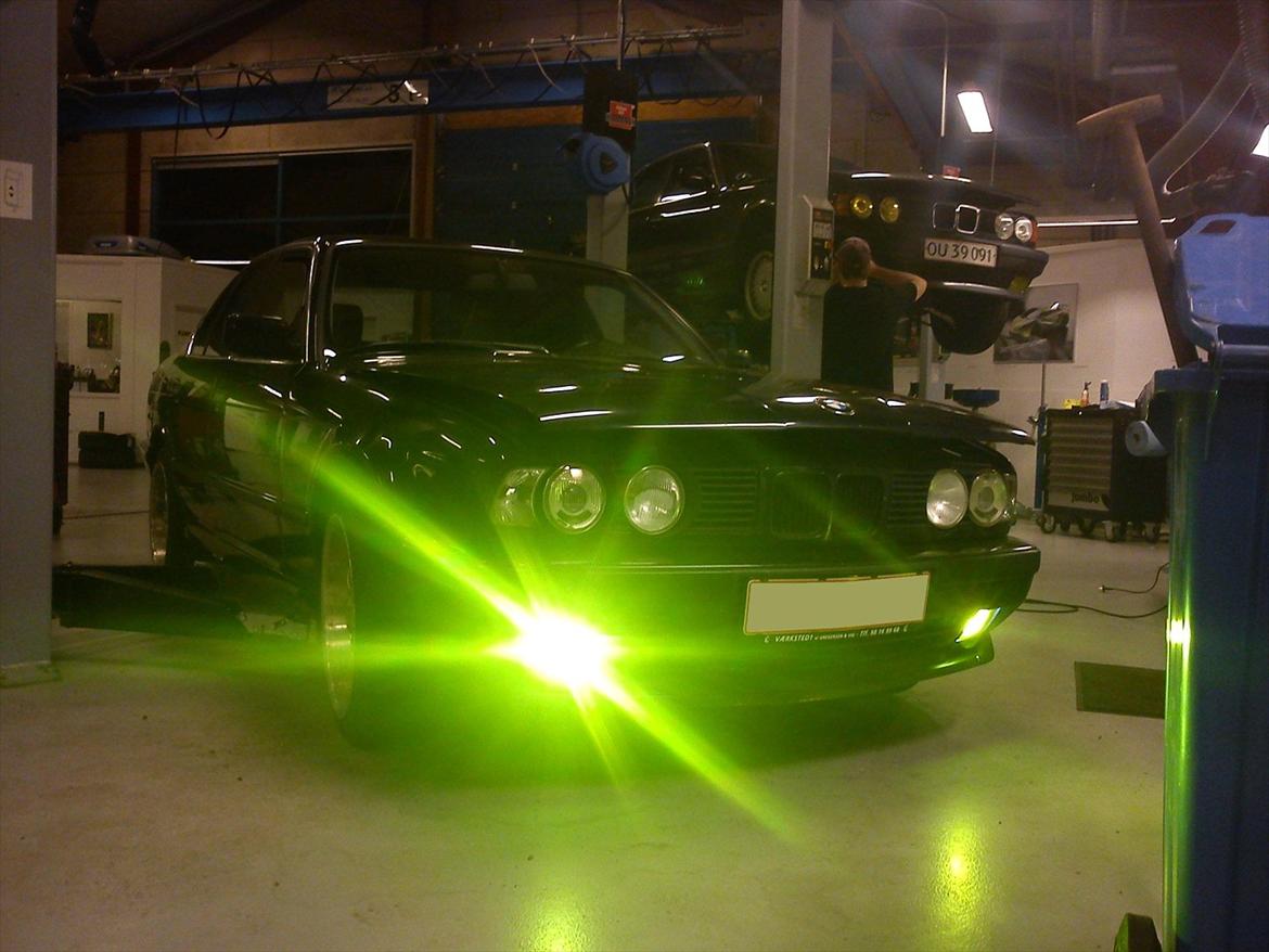 BMW E34 525i - For sjovt prøvede vi lige at ligge gul film på tågelygterne med xenon billede 8