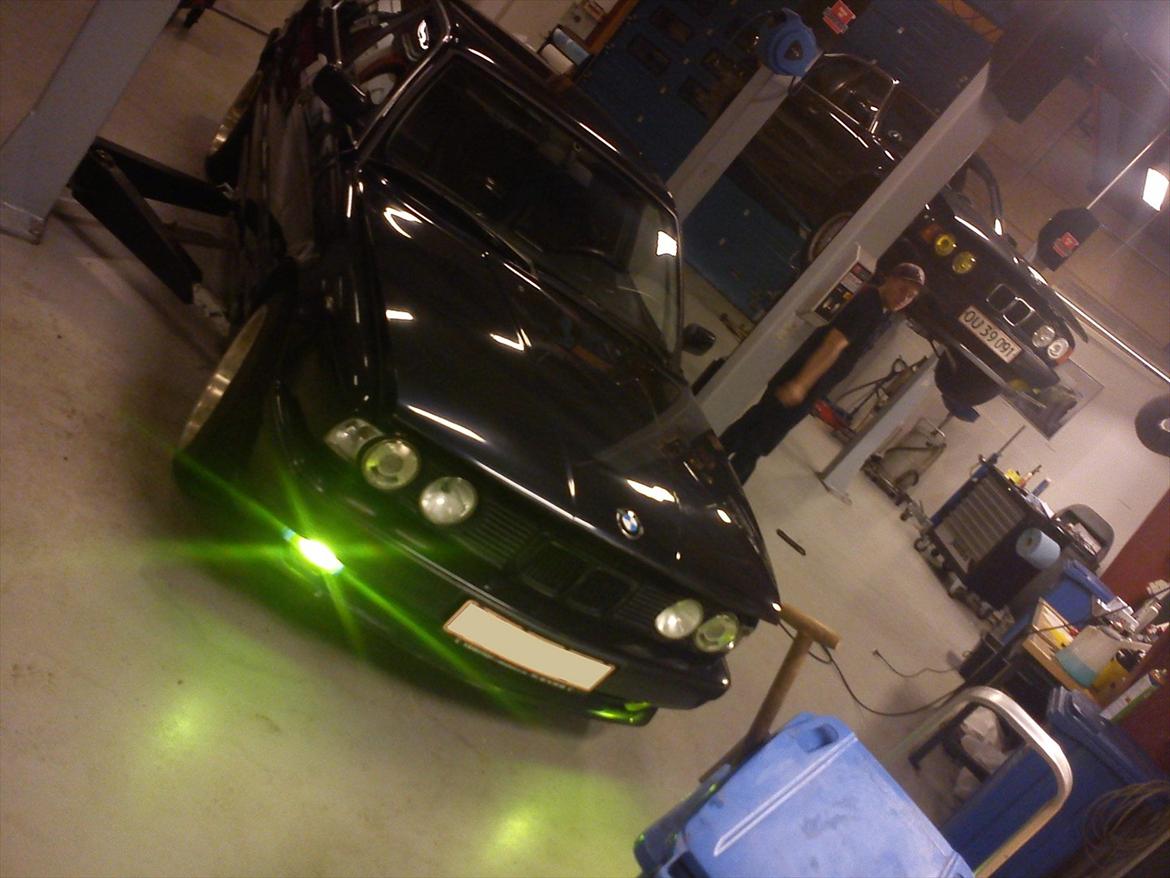 BMW E34 525i - For sjovt prøvede vi lige at ligge gul film på tågelygterne med xenon billede 7