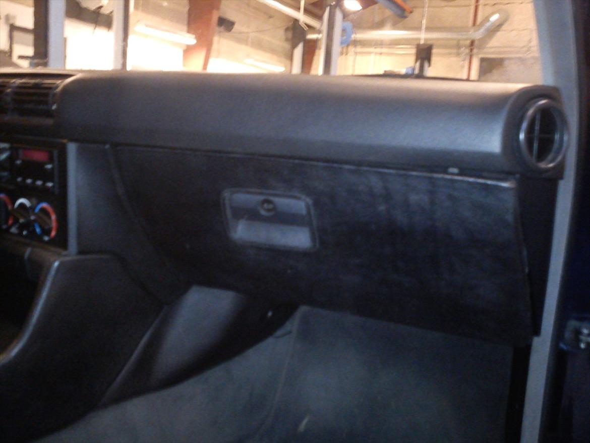 BMW E34 525i - Læder hanskerum billede 11