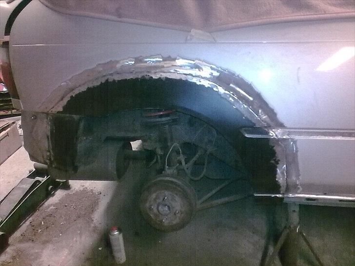 Toyota Corolla GSI AE101 - Sidste skærmkant svejst i billede 13