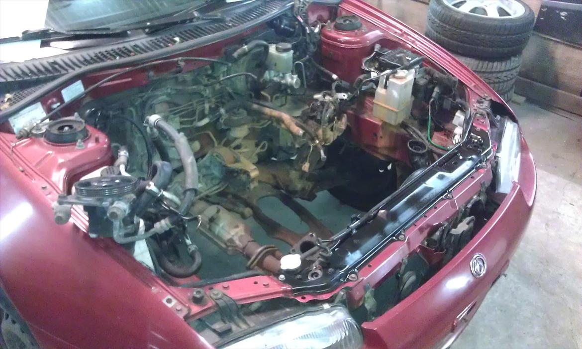 Mazda 323F BA GLX - Den gamle motor havde smidt vandet, og derefter kørt varm, så ny måtte til. billede 14