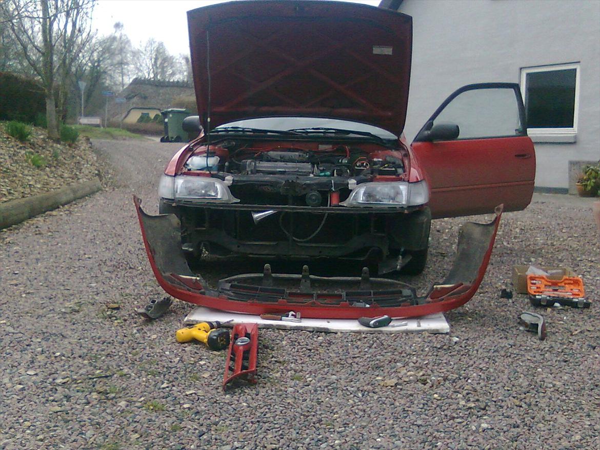 Toyota Corolla XLI 1300 EE100 - Ved og montere tågelygter billede 7