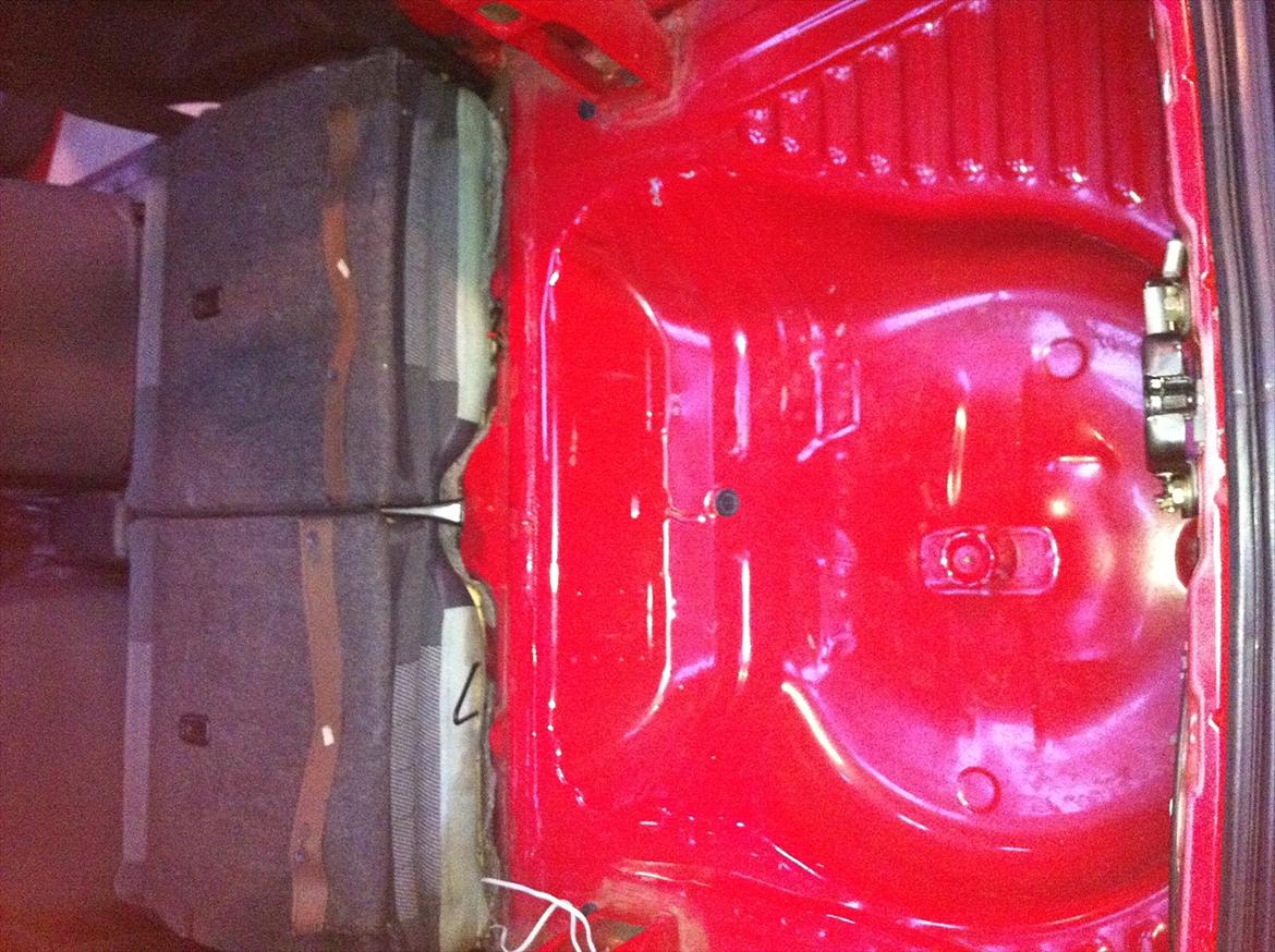 Toyota celica AT 180 1,6  - billed taget bagfra og ind, da jeg lige havde rykket alt ud og støvsuget hende. SUPER flot indvendigt:) billede 12