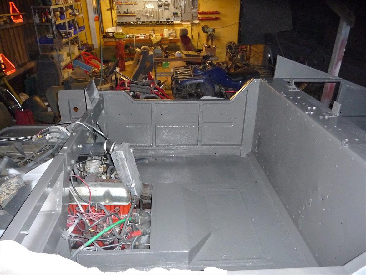 Volvo C303 Valp - Interiøret er nu strippede, sandblæste, slibet, svejst, rustbehandlet, primet, og lakeret. Klar til at sæder og beælædning kommer atter på plads billede 4