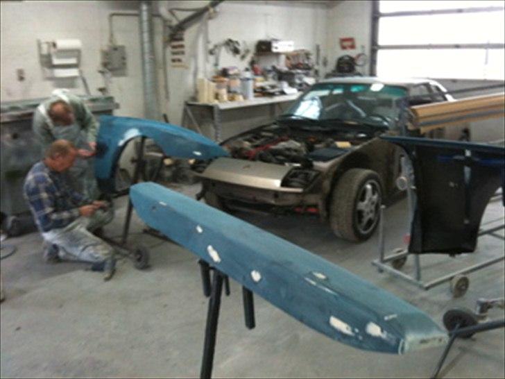 Porsche 944  - da bilen er ved at skifte farve til Blå billede 5