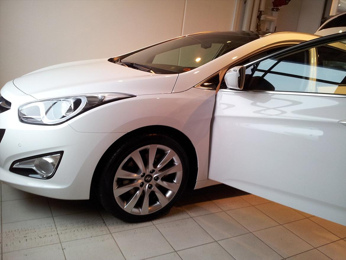 Hyundai I40 1,7 CRDI 136 premium "MANDAGSBILEN" - da vi hentede den ved forhandleren var de stadig igang med klargøring :) billede 9