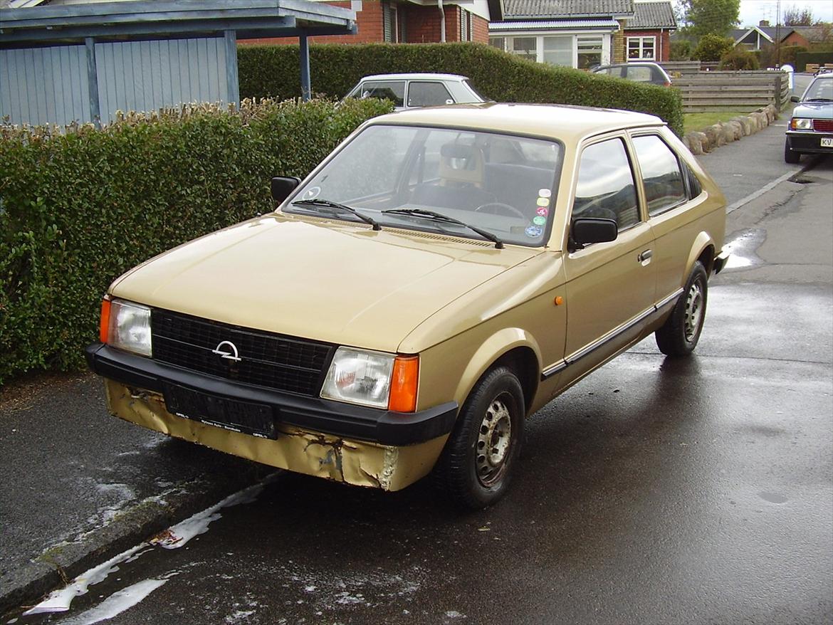 Opel Kadett D - som i kan se så var fronten ikke særlig pæn billede 2