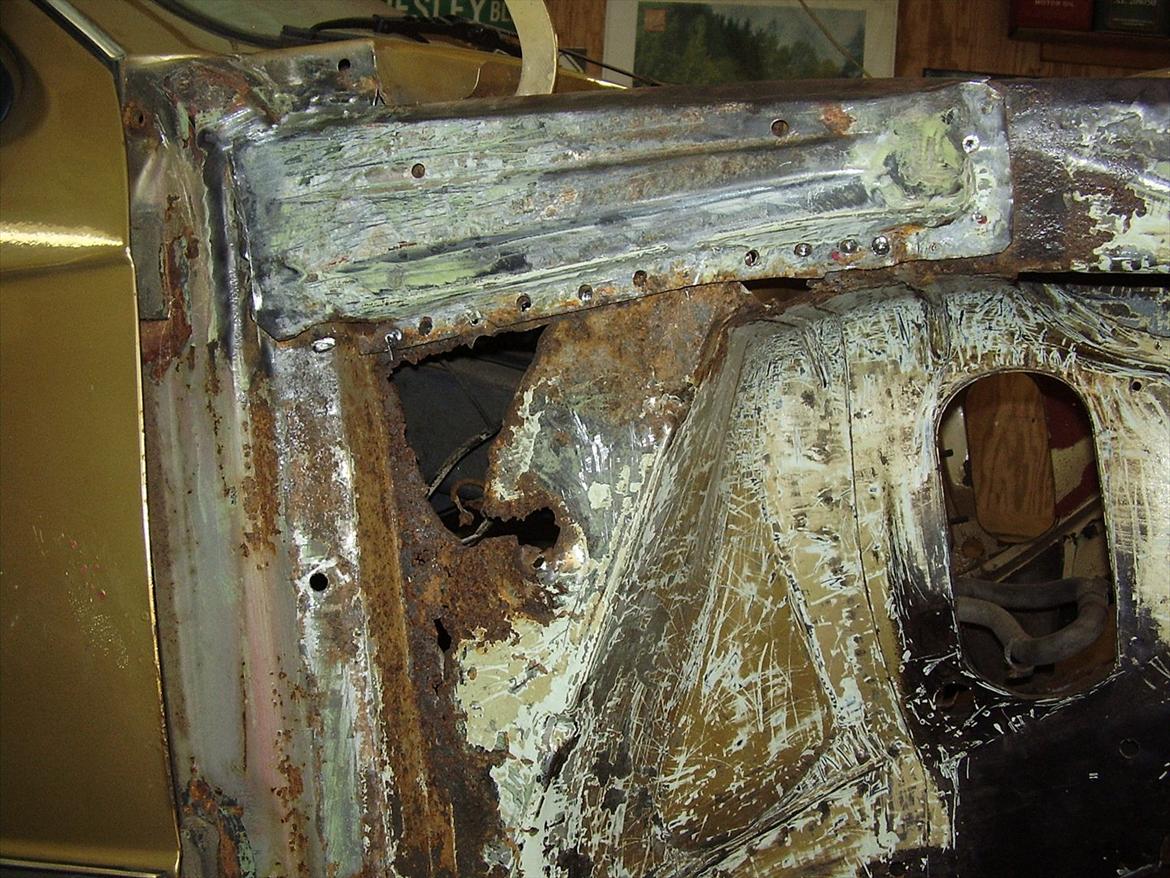 Opel Kadett D - højre inderskærm efter jeg havde renset den for tektyl billede 4