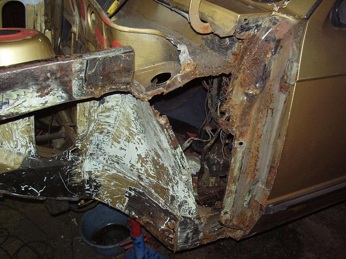 Opel Kadett D - venstre inderskærm efter tektyl og rust er fjernet billede 7