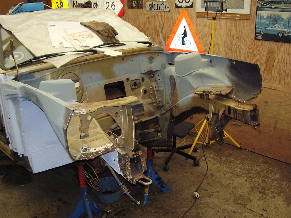 Opel Kadett D - så er den gamle front skåret af billede 9