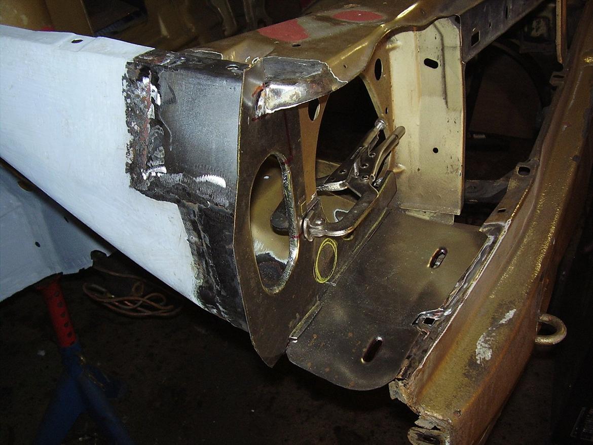 Opel Kadett D - så er det nye lygtehus banket ud i hånden og klar til montering billede 12