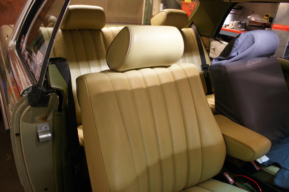 Mercedes Benz 230CE COUPE SERIE 123 - Den nye 100% fejlfrie læderkabine monteret. Synes bare farven passer godt til lakken. billede 11