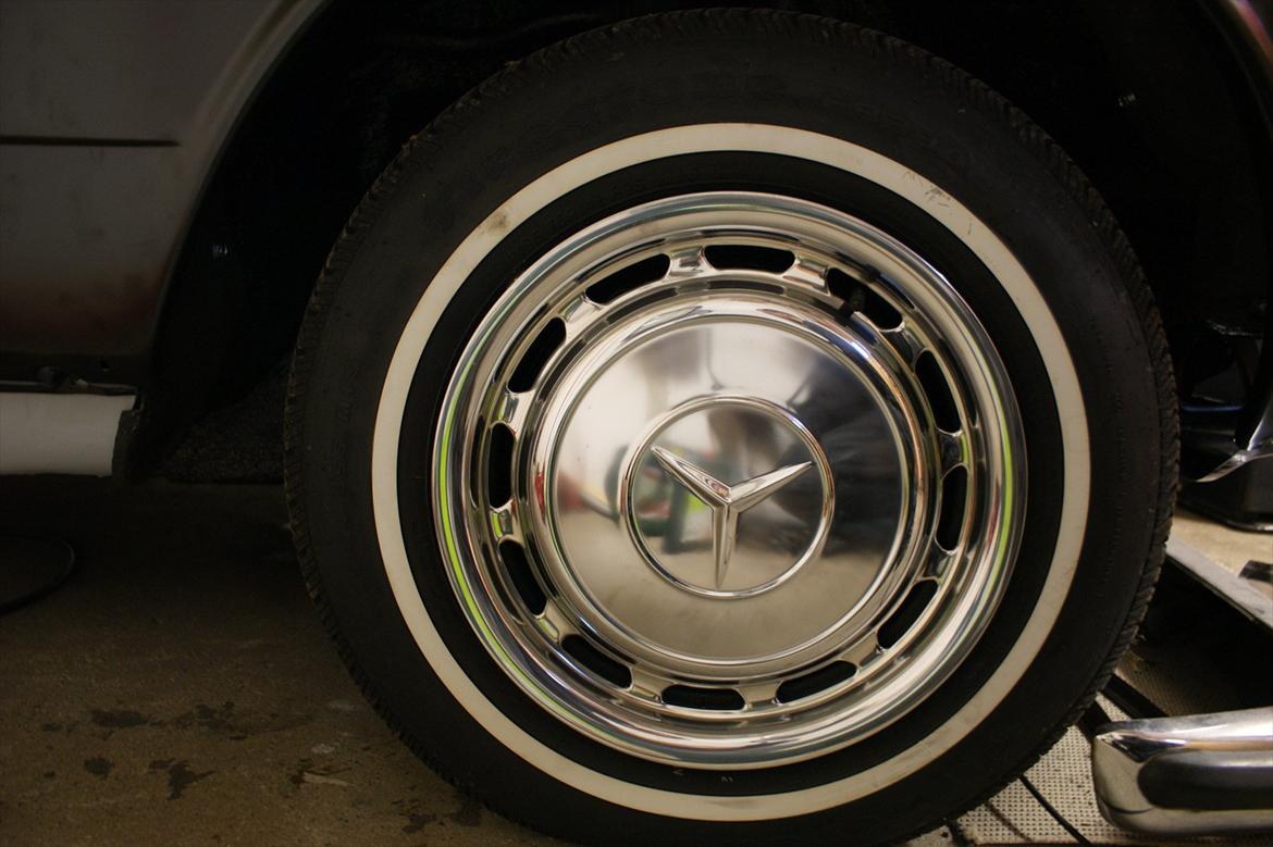 Mercedes Benz 230CE COUPE SERIE 123 - Originale fælg sandblæst, malet. og monteret med nye dæk, og kapsler. Synes selv det ser super ud :-) billede 14