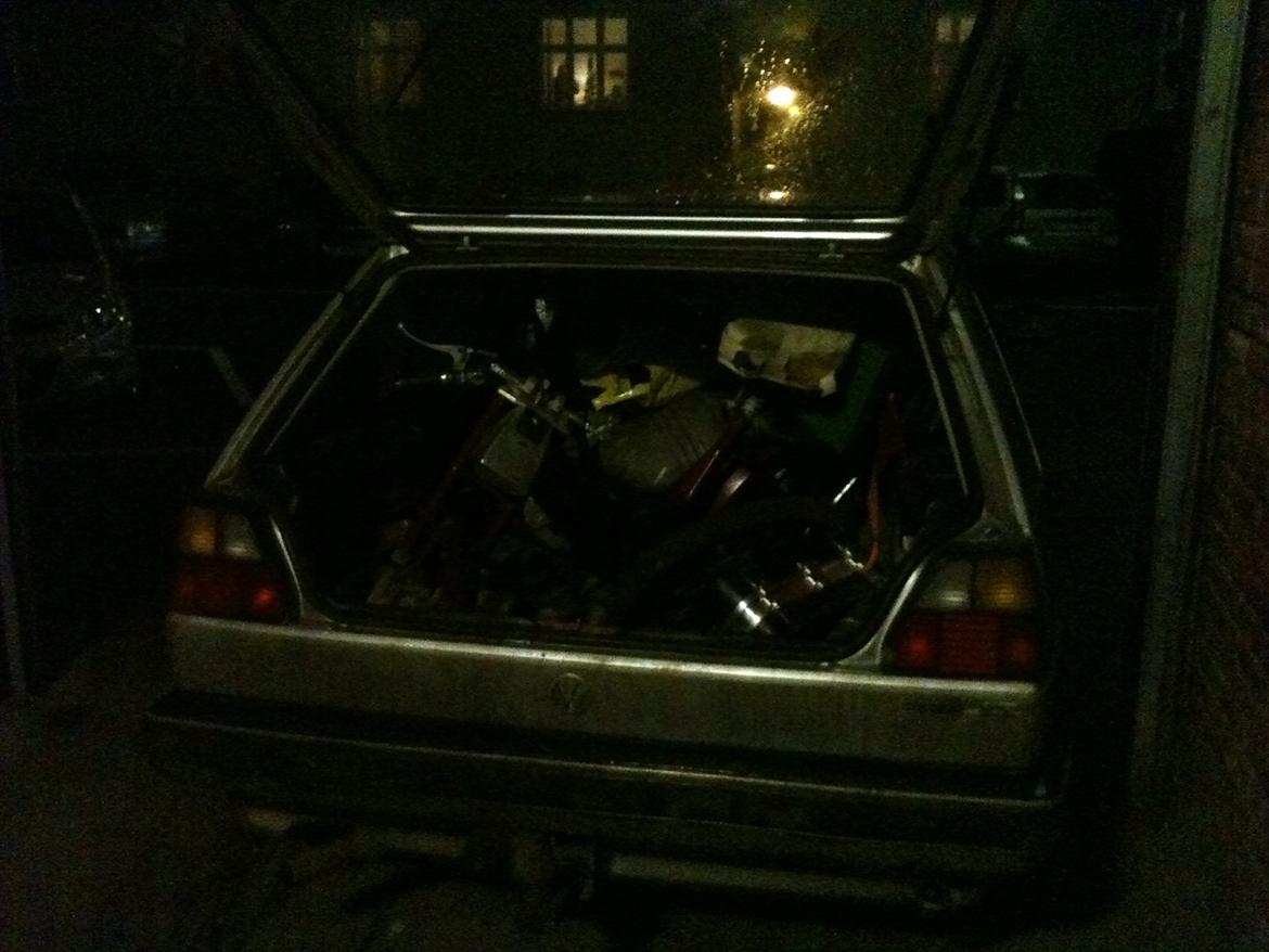 VW Golf 2 1,6 TD - 'olf - Hvor mange Maxi'er med mælkekasse kan der være i en Golf 2'er?

Ihvertfald én! ;-) billede 17