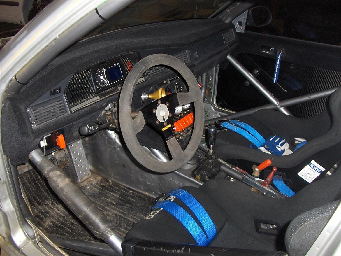 Mercedes Benz 190E 2.5-16 Evolution  - med nytt dashbord og 16v konsoll som er flokket. Sparco Evo stoler 6pkt  seler fra TRS. Momo ratt, Protrack daslogger, div brytere og eksterne målere billede 5