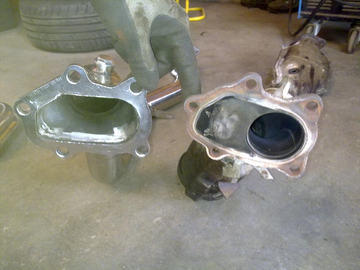 Subaru Impreza WRX (Solgt) - Megan Racing downpipe til venstre Standart til højre billede 4