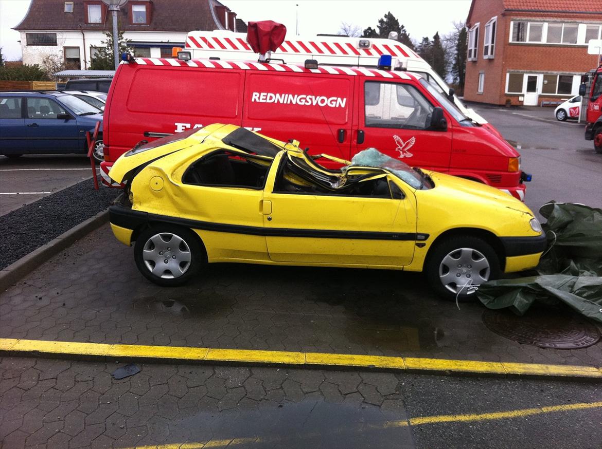 Citroën saxo 1,1 french open - 2 gange rundt på taget og direkte ind i et vejtræ som blev rykket op med roden og brækkede i 3 dele
 billede 8