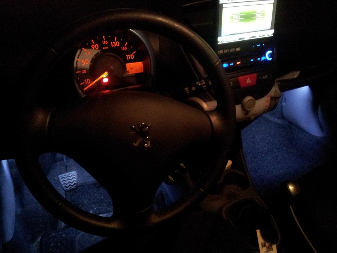 Peugeot 107 - lys under instrumentbordet. (tænder sammen med loftlyset) billede 17