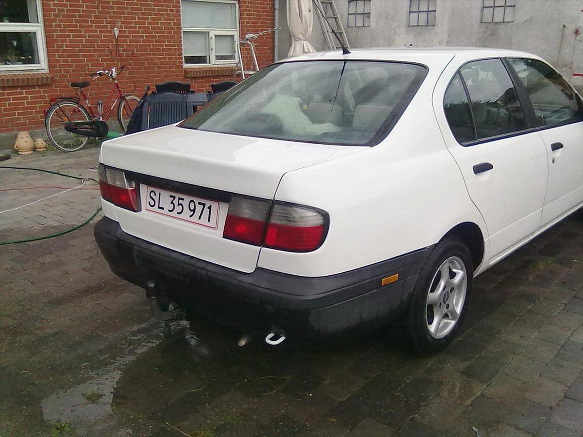 Nissan primera SOLGT - skråt bagfra også her mangler der hvide kofangere,nogen som har nogen i hvid ? billede 2