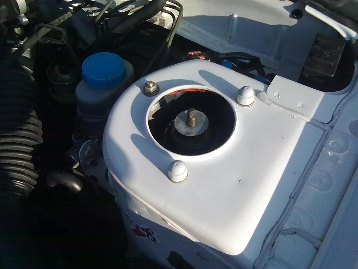 Nissan primera SOLGT - motorrummet i højre side.ren og pæn. billede 6