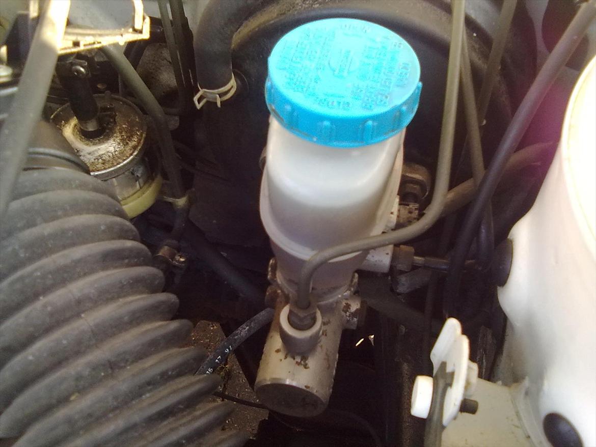 Nissan primera SOLGT - bremsevæskebeholderen billede 8