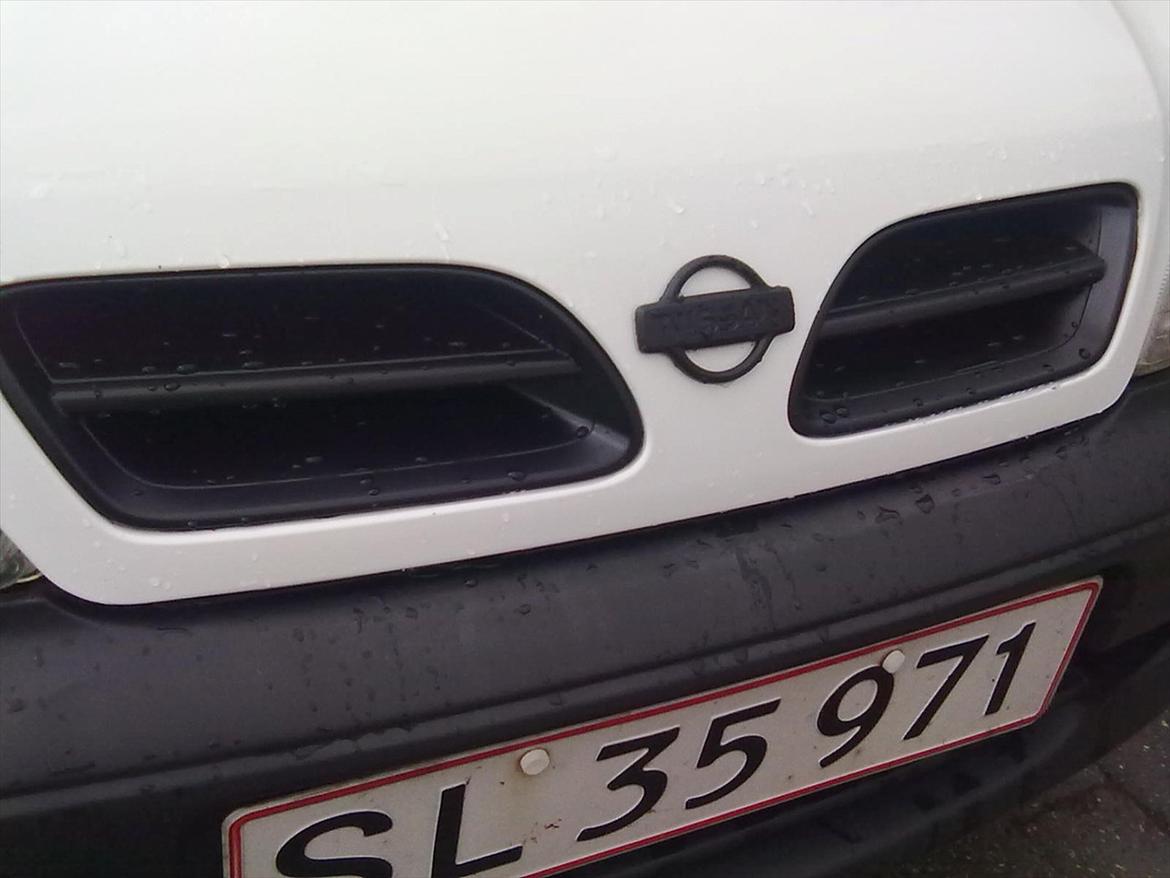 Nissan primera SOLGT - kølergitteret malet sort billede 5