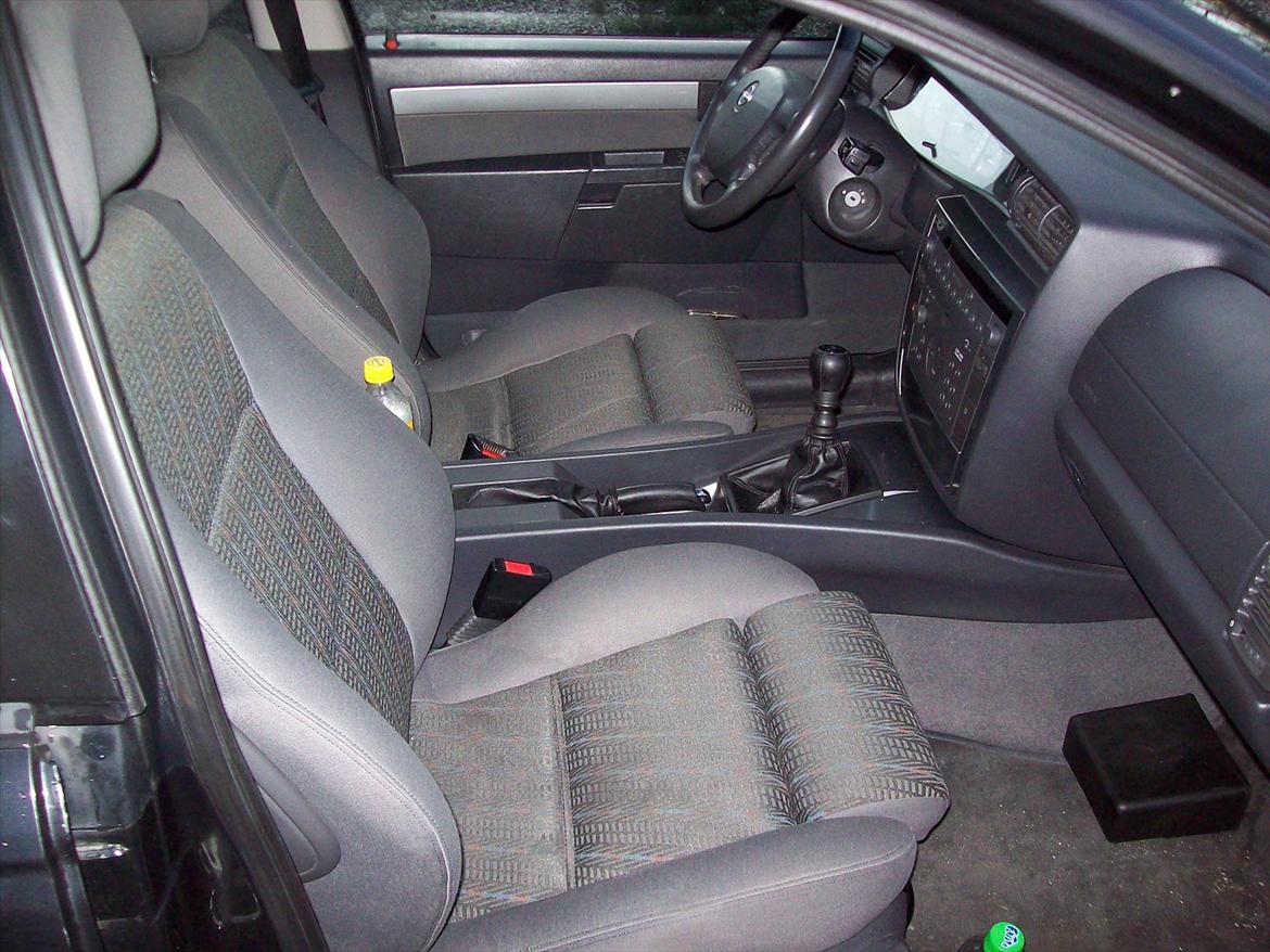 Opel Omega B Stc. Irmscher - Flot kabine, med udtræk i sæderne for ekstra støtte til ben´erne.. Skønt på de lange ture.. billede 7