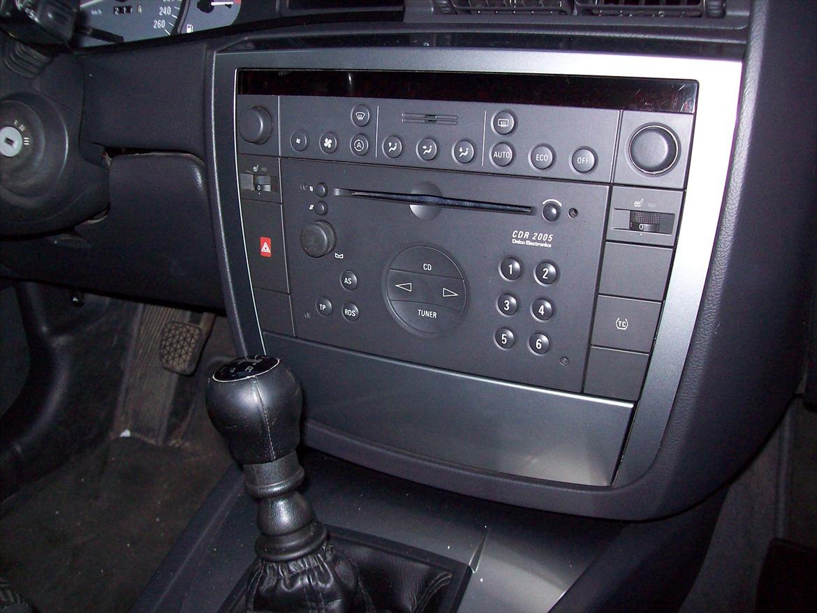 Opel Omega B Stc. Irmscher - Fantastisk radio, svigter aldrig, selv  de mest smadrede cd´er bliver afspillet uden så meget som et hak..  billede 10