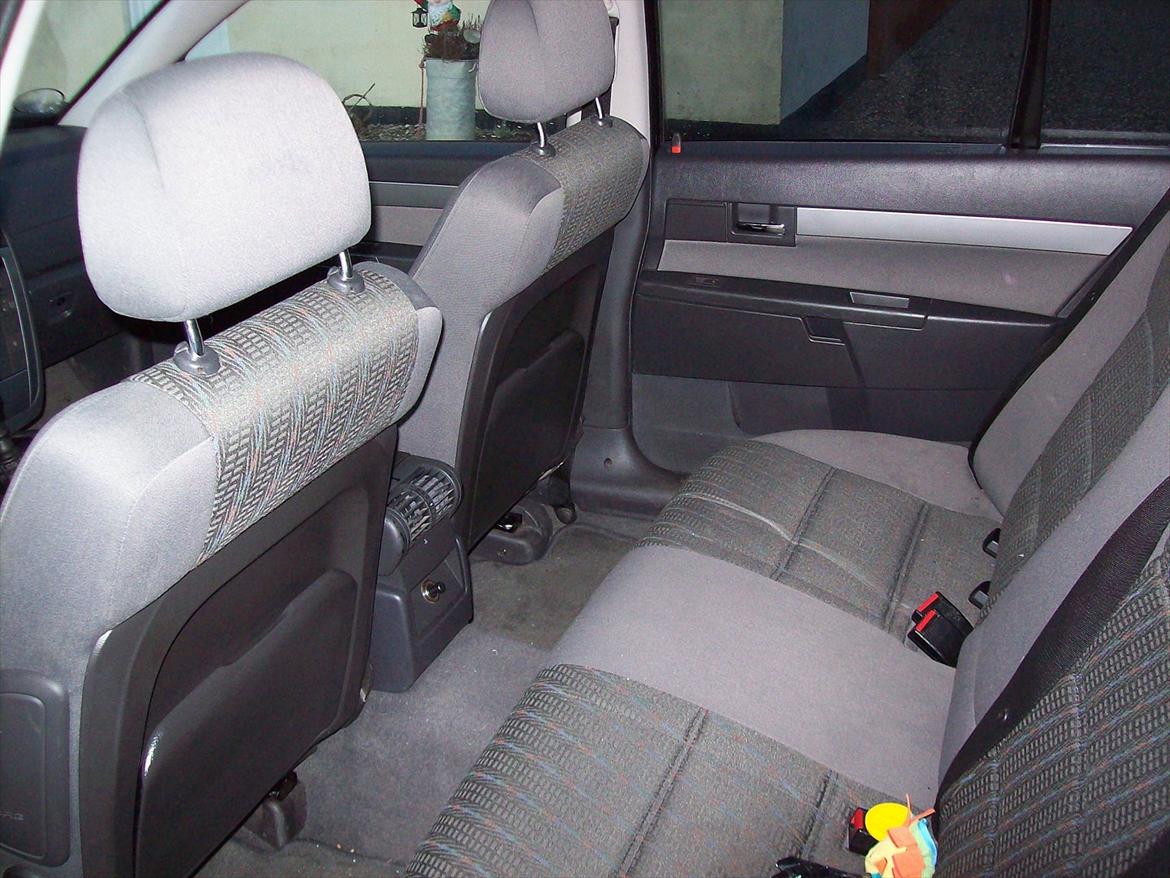 Opel Omega B Stc. Irmscher - Rigtig god plads til passagerne bag i, hvilket er skønt når der er familie udflugt.. :) billede 13