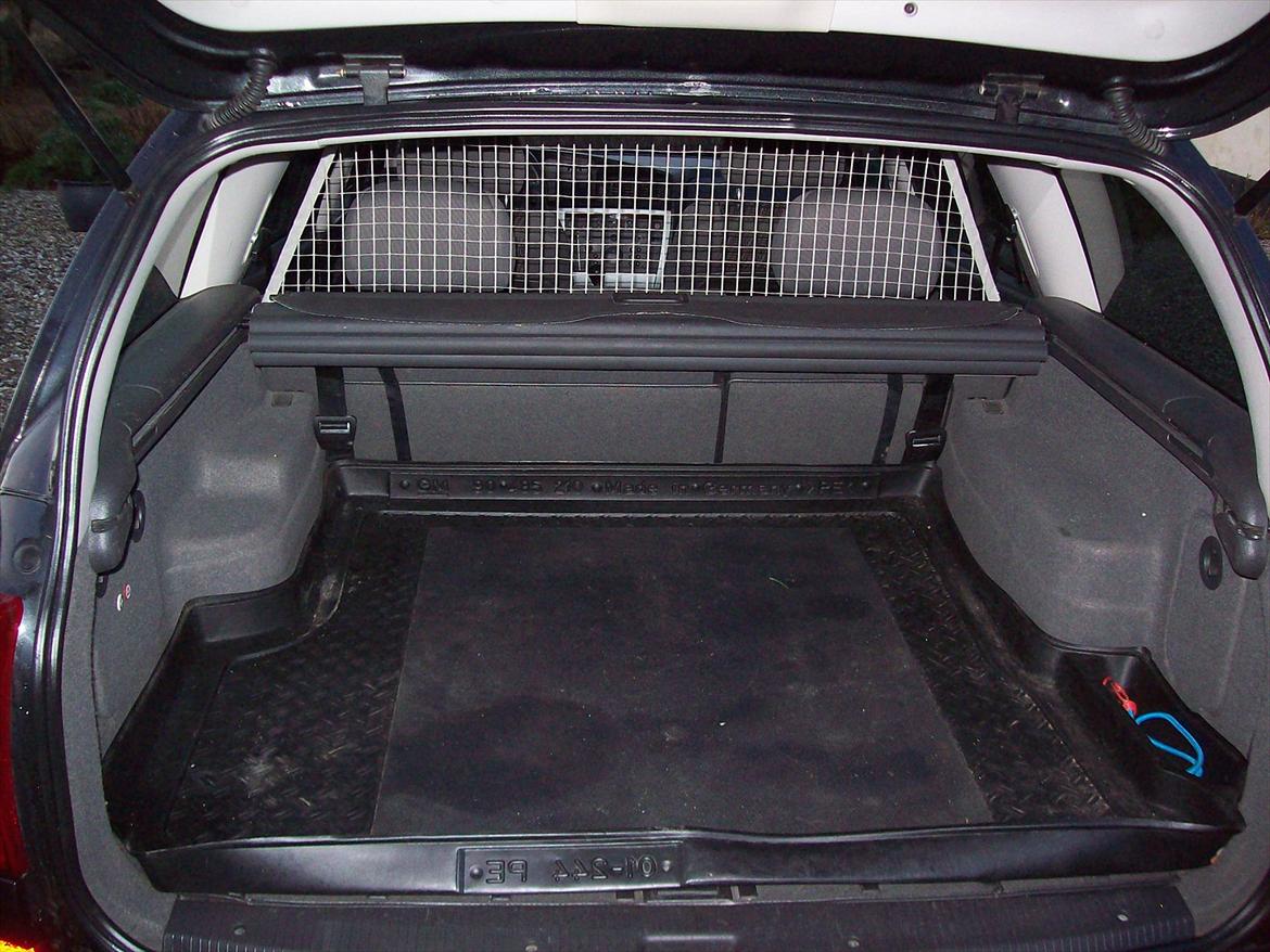 Opel Omega B Stc. Irmscher - Et dejligt stort bagagerum på 540 L som det er her.. Plads til 2 barnevogne.. :) billede 14