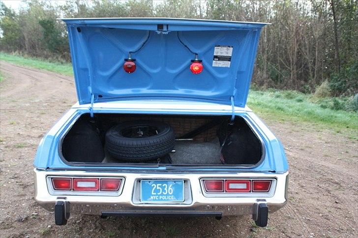 Amerikaner Plymouth Fury - NYPD Copcar - Da bagklappen dækker for lightbar'en når den står åben, tændes 2 stk. 4" Dietz lygter, når denne åbnes.  billede 10