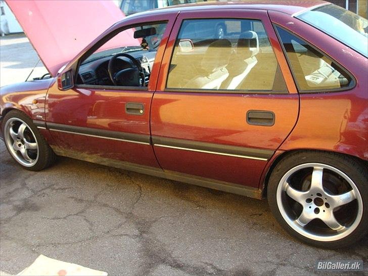 Opel Vectra 2000 KOPI SOLGT - Her er jeg lige blevet færdig med at sænke den. Og har fået mine 17´´ alufælge på. billede 17