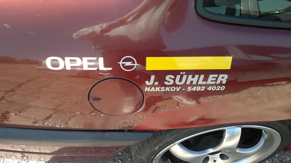 Opel Vectra 2000 KOPI SOLGT - Et af de mærker der sider rundt omkring på min bil og der kommer hele tiden flere. Og self er det Opel i nakskovs mærke. Så folk kan se hvor den kommer fra og hvem der laver den når tinge er lige er til at lave.  billede 7