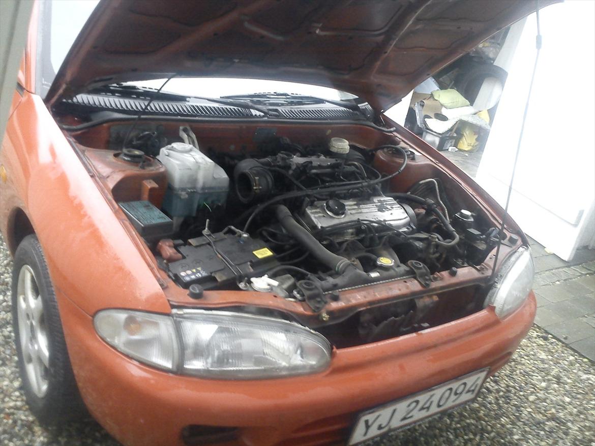 Mitsubishi Colt Mk IV 1,3 Glxi - Var lige igang med at monterer Powerfilter billede 7