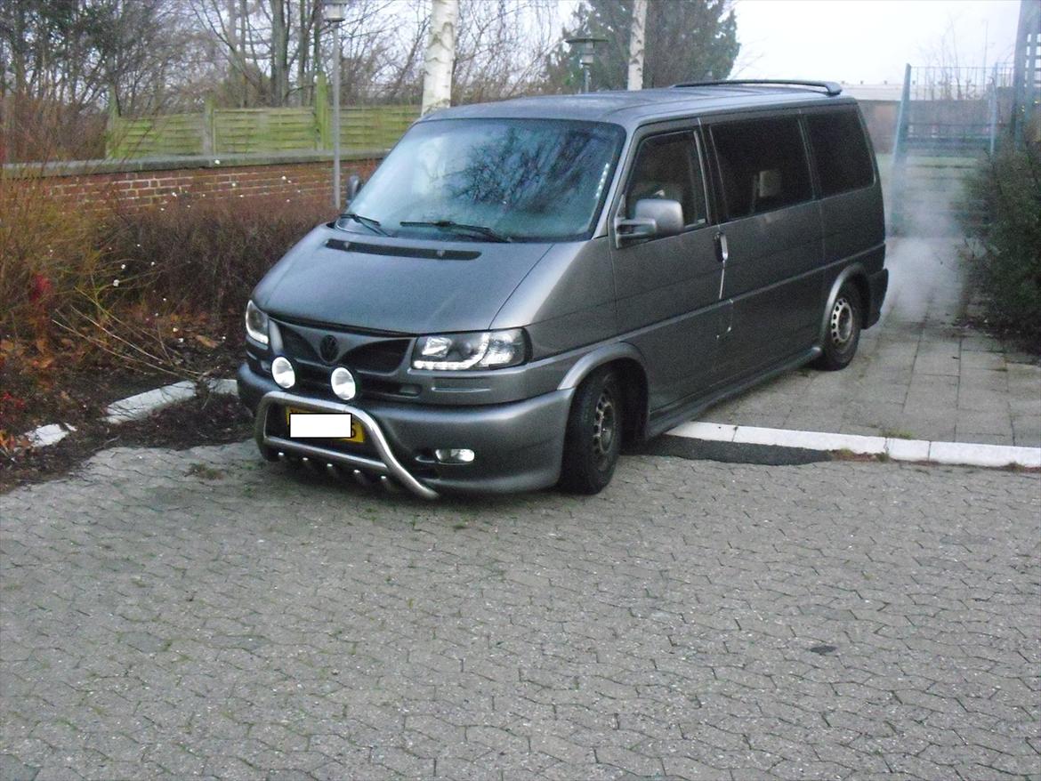 VW Caravelle - ca 1½ cm ned til jorden billede 3