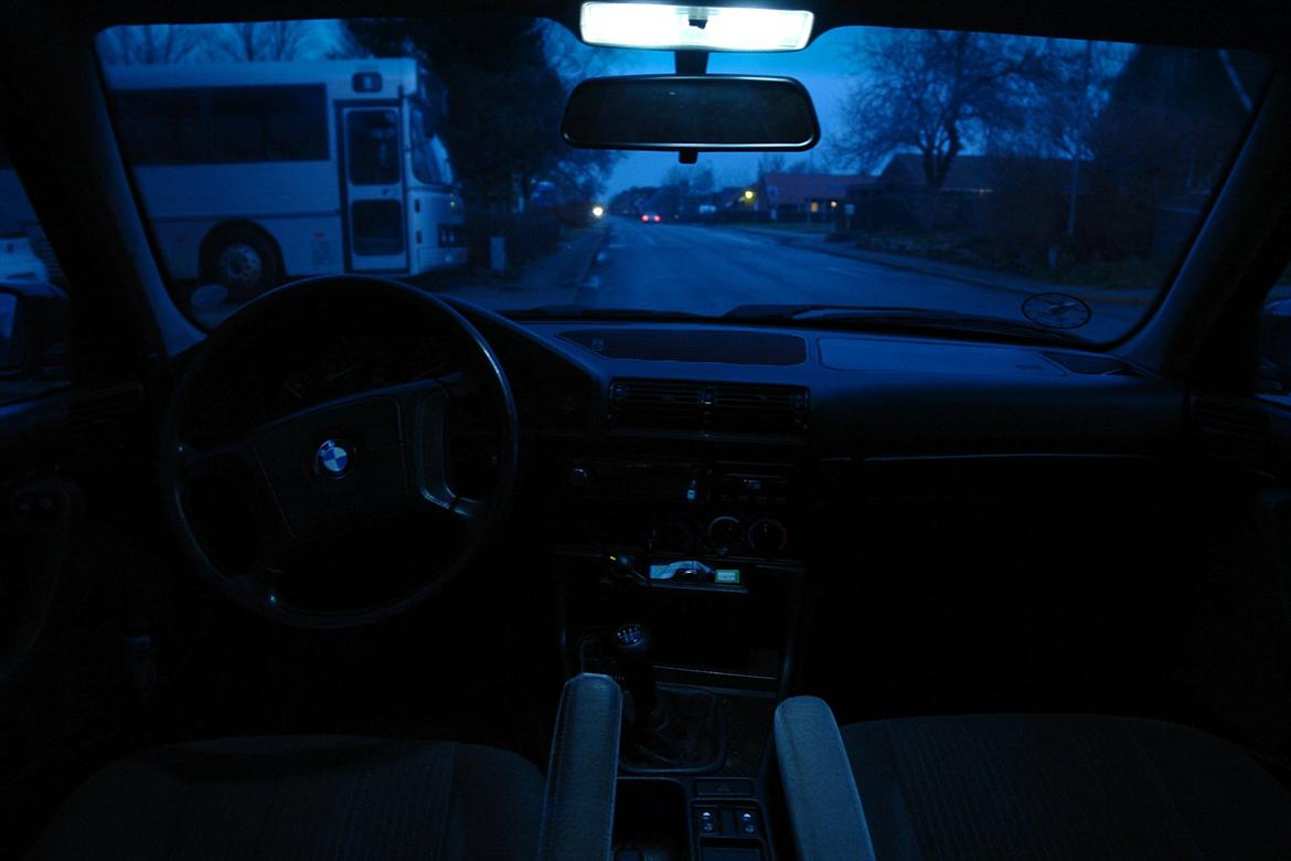 BMW E34 518iS Executive - Bemærk LED lys i loftet billede 11
