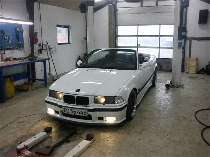 BMW E36 Cabriolet - ja det er ikke nemt at få nogle gode sommerbilleder af bilen, med det vejr vi har lige nu, men sådan ser den altså ud. billede 1