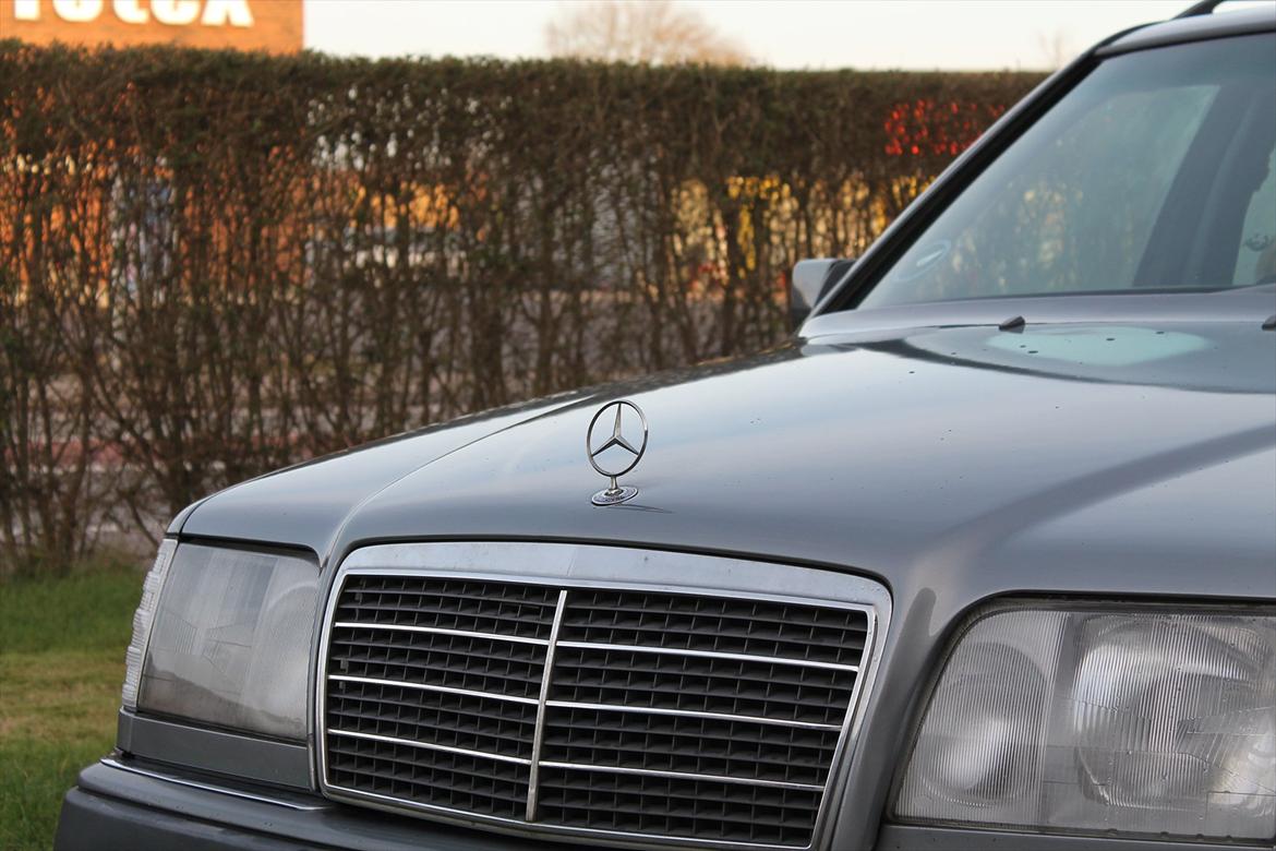 Mercedes Benz 300TD S124 'SOLGT' billede 1